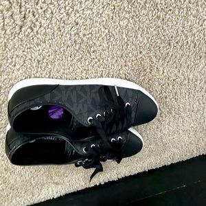 Like new Michael Kor leisure sneakers.